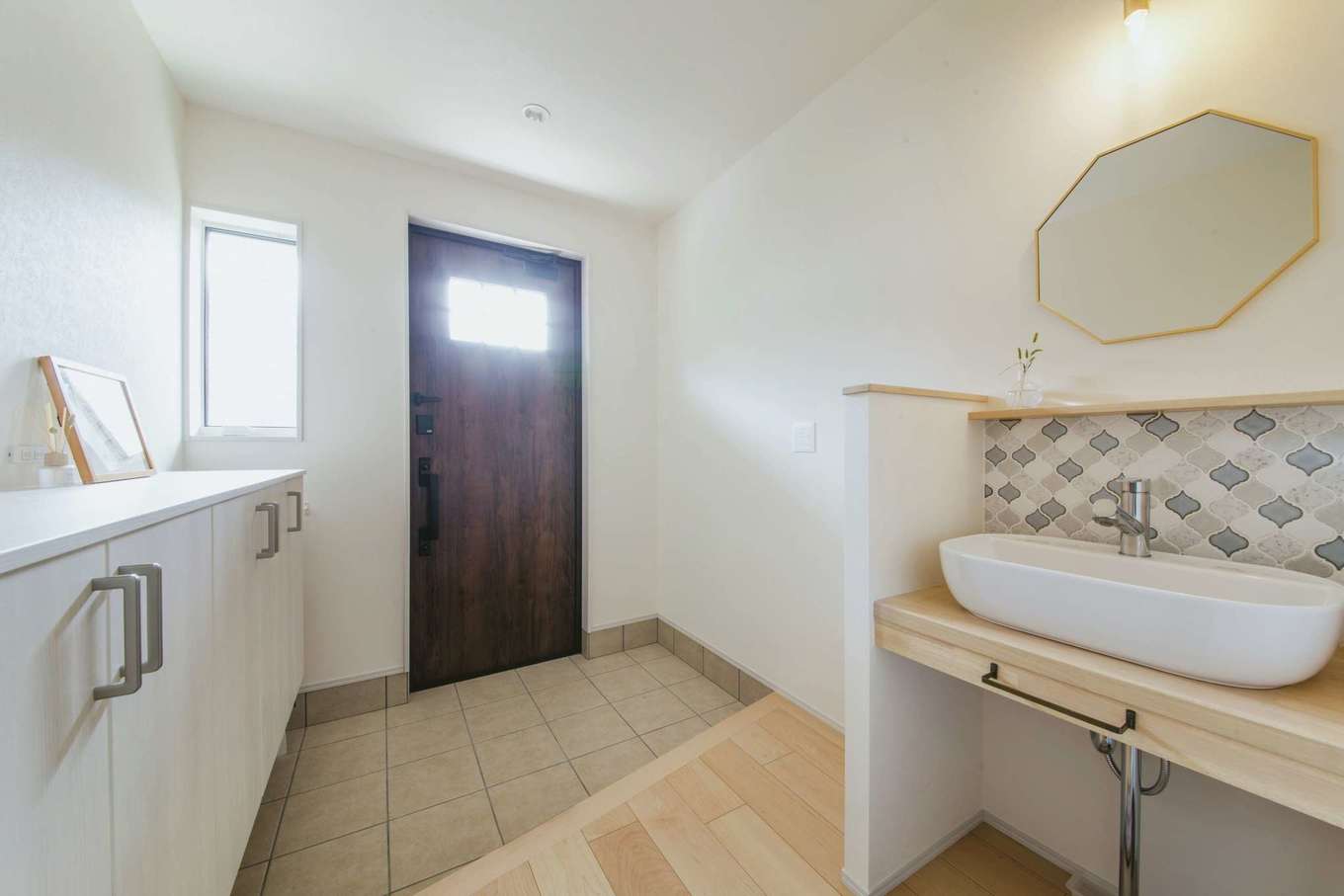 しんせつハウス【デザイン住宅、間取り、平屋】玄関に「ただいま手洗い」を用意。子どもも帰ってすぐ手を洗う習慣が身についた