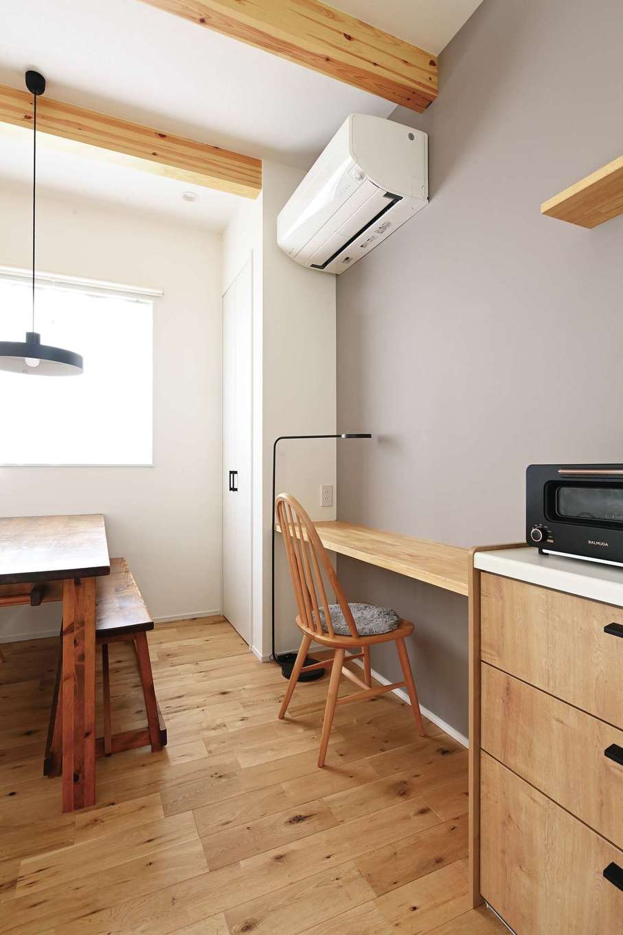 Yamaguchi Design 【デザイン住宅、省エネ、間取り】キッチンの背面収納と並べて用意したスタディコーナー