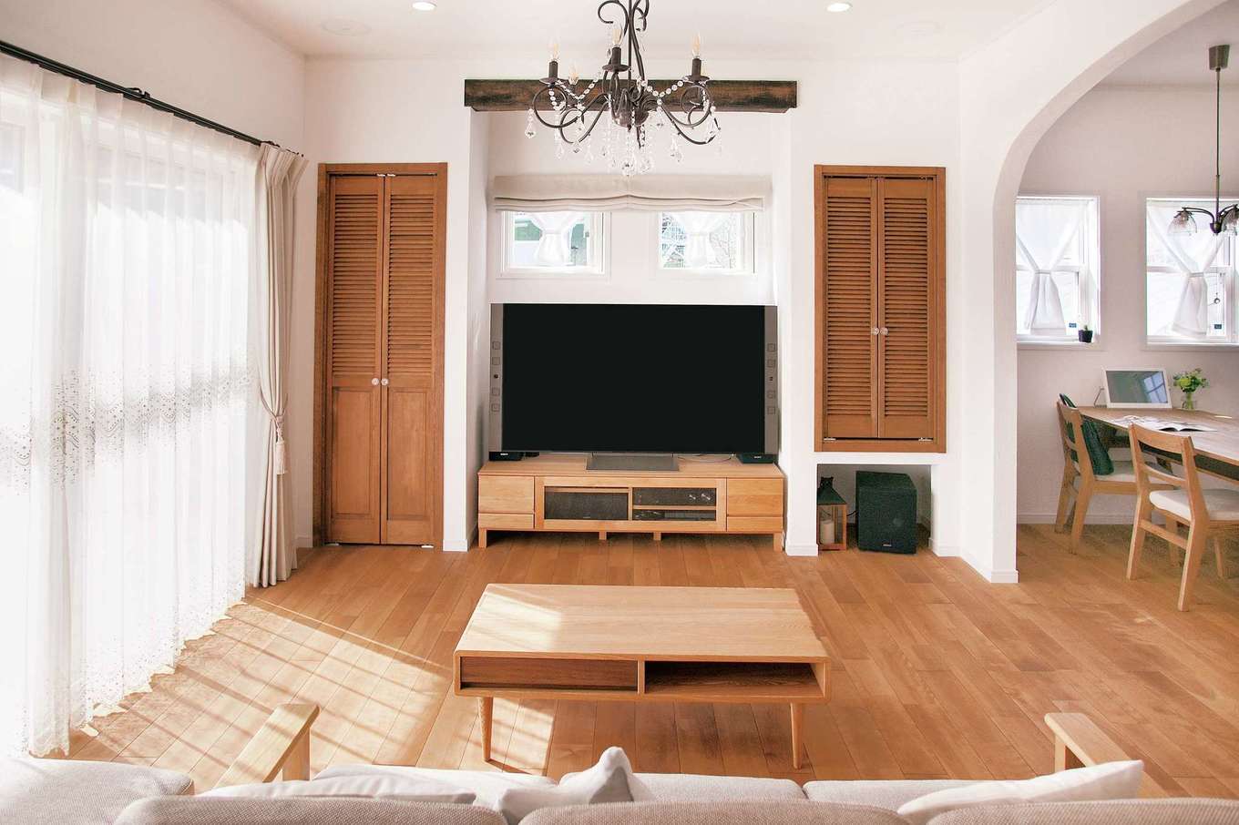 ハートホーム【デザイン住宅、和風、ペット】大型テレビ、オーディオの設置を想定したリビング。機能面も充実のインテリア