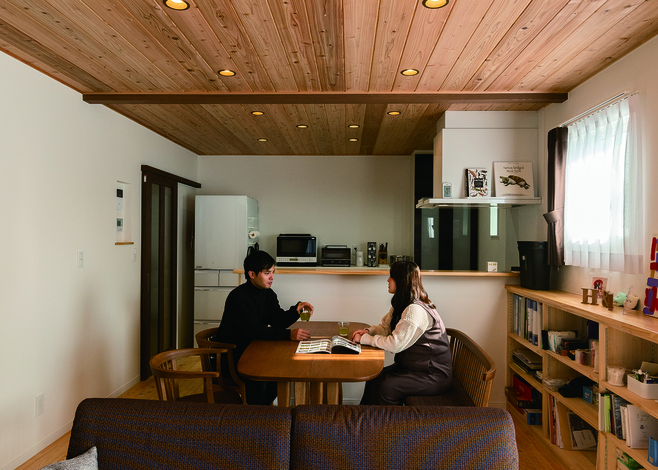 ダイニング横には造作した収納棚があり、とても便利