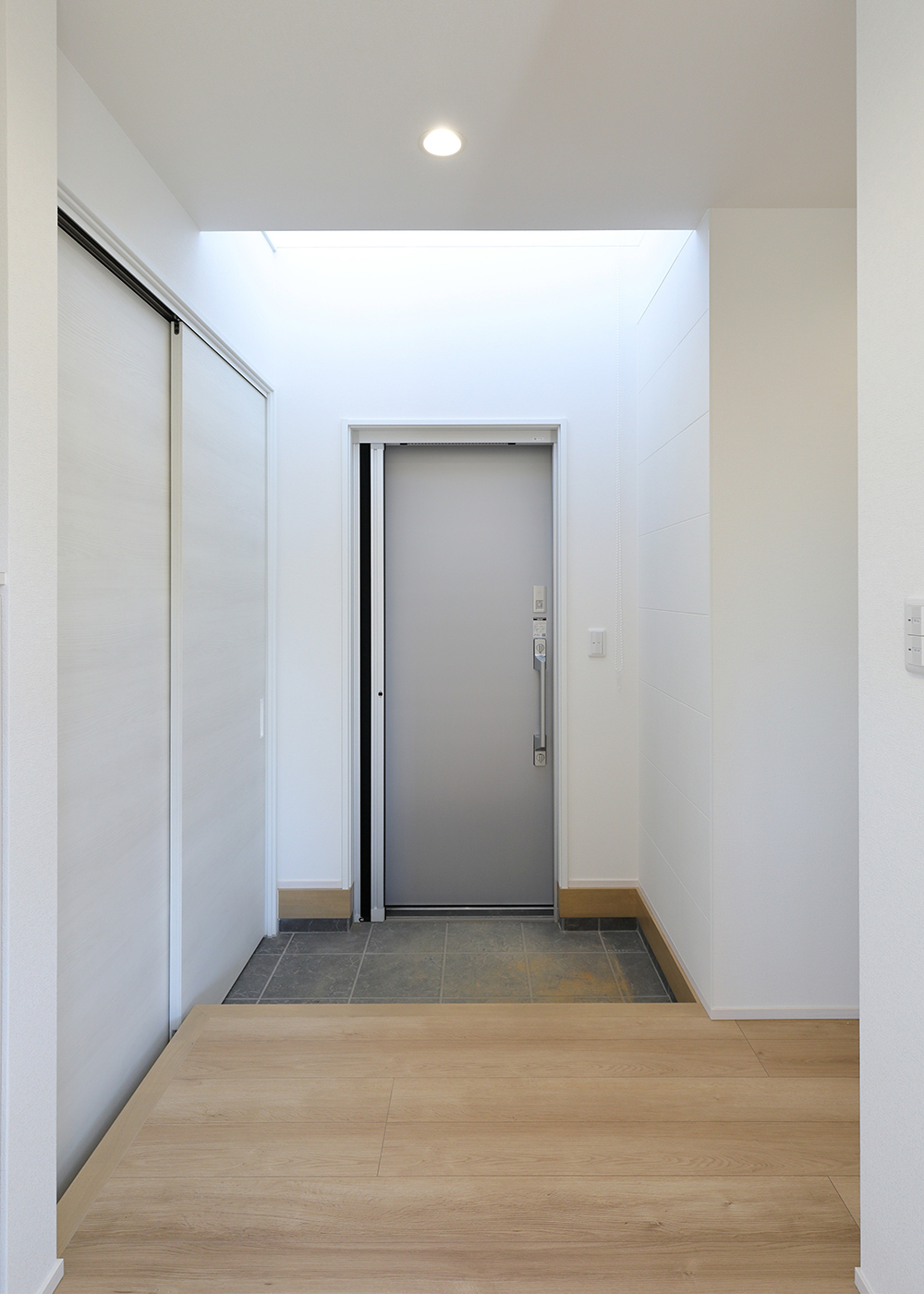 丸昇彦坂建設【デザイン住宅、趣味、間取り】吹き抜けの玄関で入口を明るく照らす。2階まで「だだいま」の声が届き、家族の繋がりを感じられる