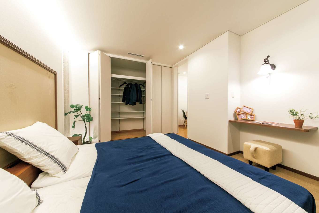 住宅工房 アリアンス【デザイン住宅、省エネ、間取り】パウダーコーナーと大容量のクローゼットを備えたホテルライクな主寝室