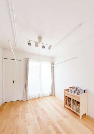 2階の階段ホールは洗濯や遊び場として大活躍。将来は子ども部屋にも