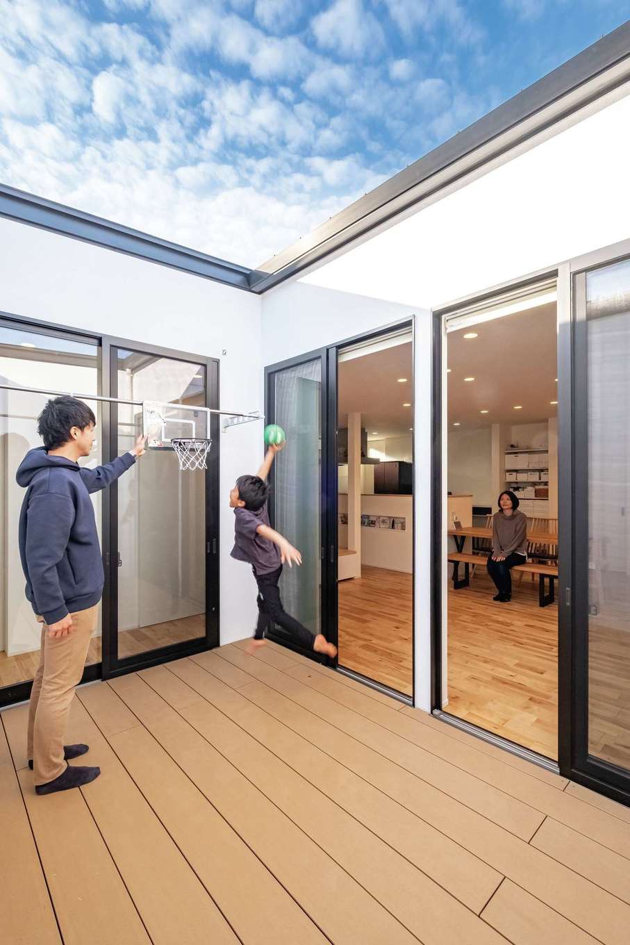 ARCHITECT STUDIO TEGOKORO （遠藤建築店）【子育て、間取り、平屋】中庭は6畳分のスペース。バスケットボールの練習をしたり、夏はプールを出して遊べる。プライベート空間だから安心