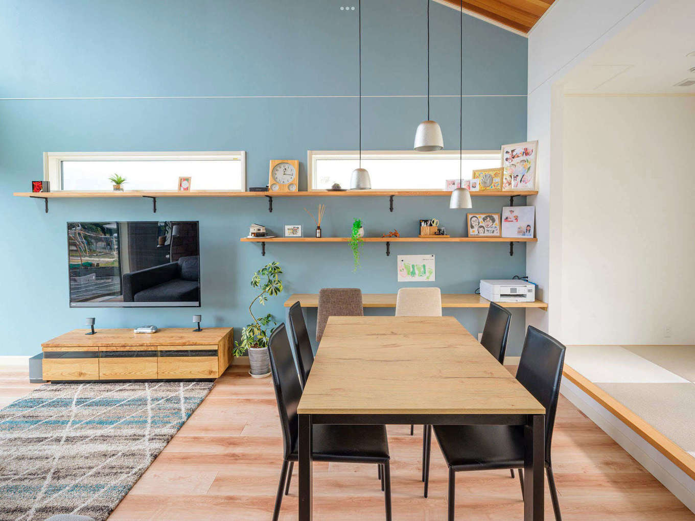 三井ホーム　静岡支店・静岡東支店【デザイン住宅、趣味、間取り】眺望と採光にすぐれた2階リビング。勾配天井が伸びやかに広がり、縦方向への開放感をもたらし、窓からは富士山が眺められる