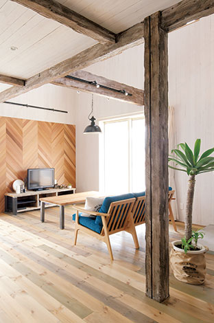 富士ホームズデザイン【デザイン住宅、趣味、自然素材】テーブルと同じ木材を使ったデザイン壁。TV台も木とアイアンで製作したオリジナル