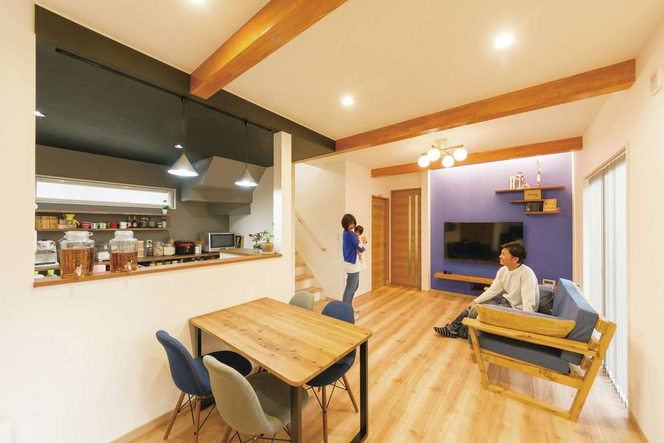 irohaco（アヴァンス）【デザイン住宅、趣味、インテリア】18.7畳のLDKは、おこもり感があって居心地がいい。なんと、ソファもダイニングテーブルもご主人のDIYで製作したもの