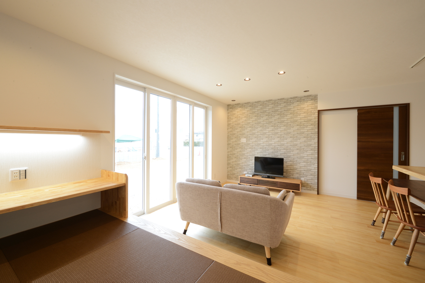 Yamaguchi Design 【収納力、二世帯住宅、間取り】リビングには小上がりの畳コーナーを設け、さらにキッズカウンターを造作。対面キッチンからも見えるので、ママも子どもたちもお互いに安心できる