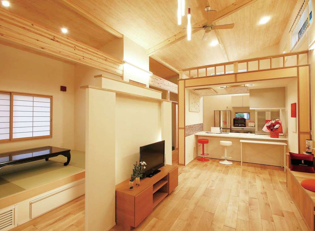 片桐建設【デザイン住宅、自然素材、夫婦で暮らす】床はオーク、天井は桧、壁は塗り壁と、自然素材をふんだんに使用。高齢のご夫妻のため、空調は足元に設置し、特に冬の室温管理に配慮した