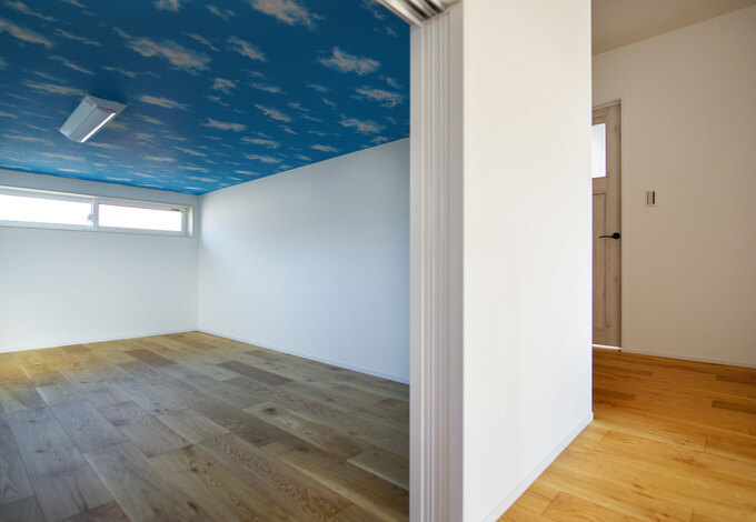 6畳の秘密基地はご主人の希望で設けられた。今はキッズスペースとして活用し、将来はご主人のホビースペースになる