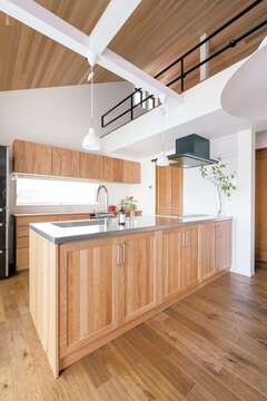 奥さまの憧れを叶えたナチュラルテイストのオープンキッチン。世界的ブランド「ミーレ」の食洗機も搭載。無垢・漆喰・アイアン・ステンレスという異素材が絶妙に調和したおしゃれな空間は、思わずハミングしたくなる♪