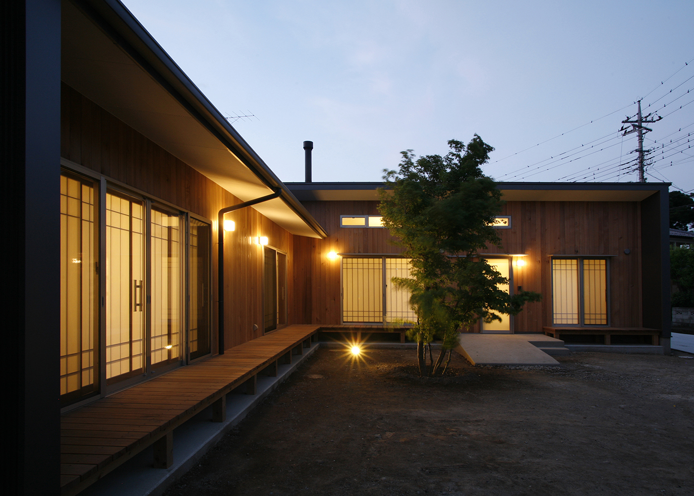 タツホーム・竜建｜暖かな光が漂う、シンプルで洗練された平屋の外観。広々としたスペースと自然素材が、落ち着いた暮らしを演出している。