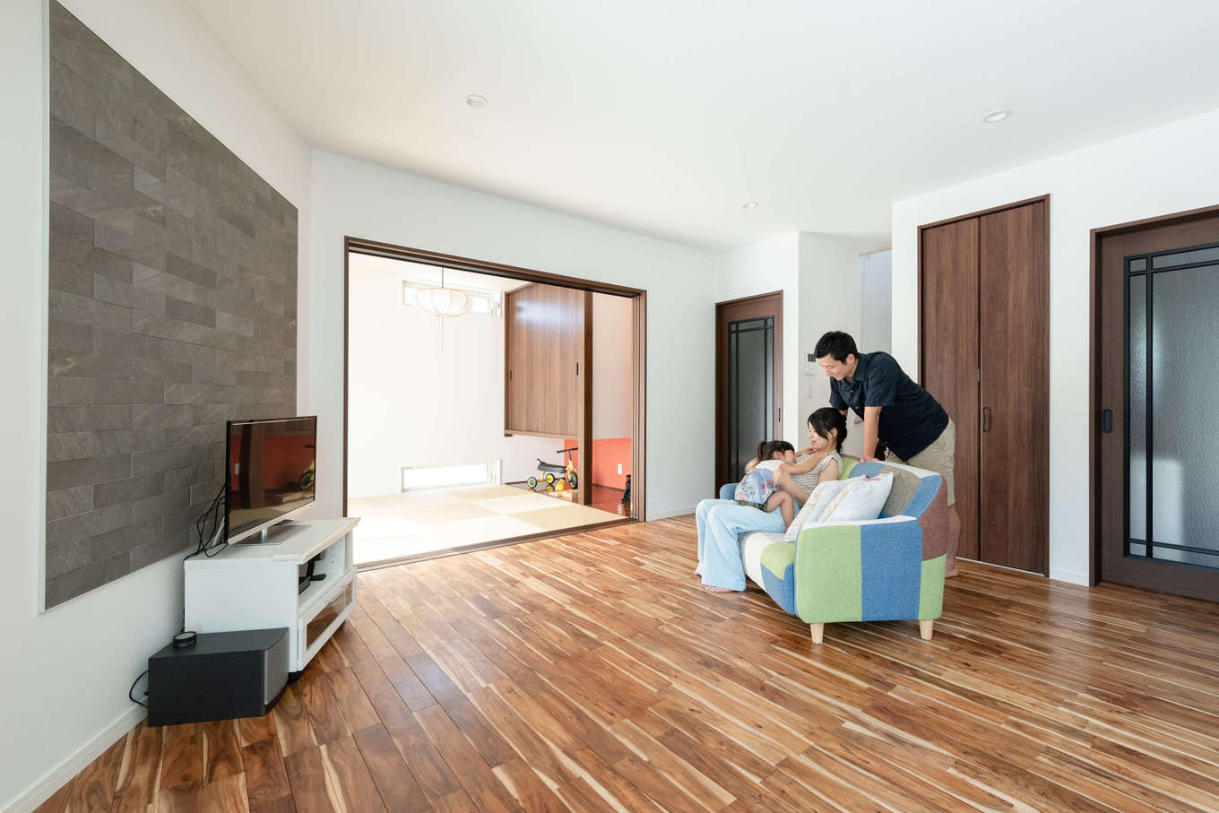 アキヤマ【収納力、省エネ、間取り】『アキヤマ』が得意とするSE構法により、木造住宅とは思ええないほどの大空間を実現。群馬の農家の広い家でおおらかに育ったご主人も、これだけ開放的なLDKができて満足している