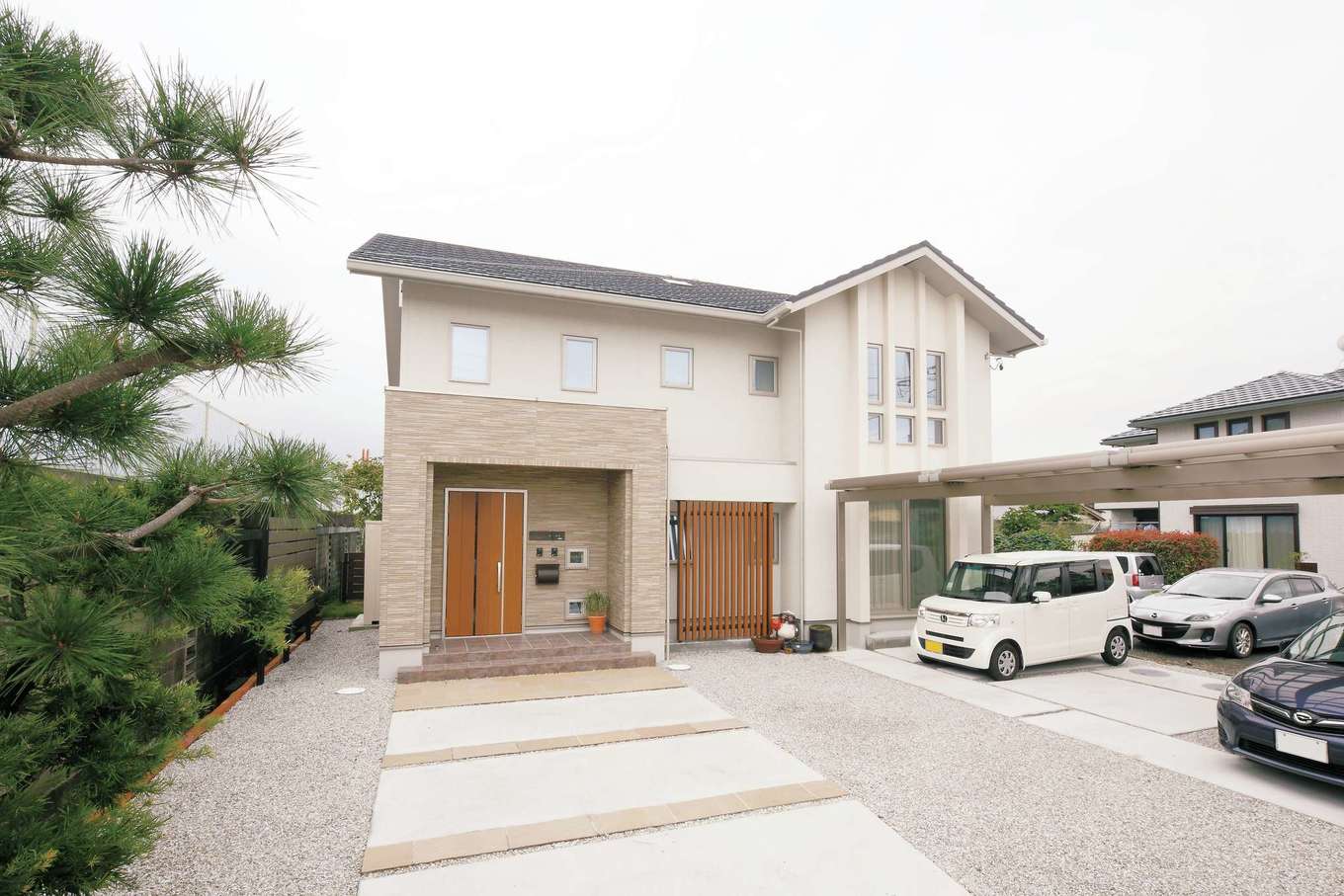 静鉄ホームズ【二世帯住宅、省エネ、間取り】ホワイトを基本にした上質感漂う外観。ドッグランも兼ねた庭側も含め、外構も同社に依頼した