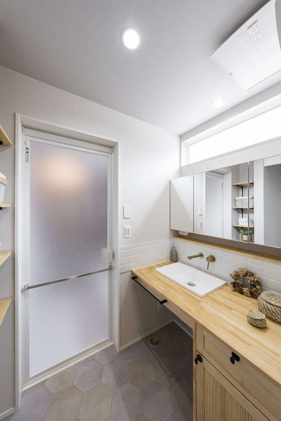 Gate air house/阿部住宅【デザイン住宅、狭小住宅、省エネ】造作の木製洗面台。タイル、洗面ボウル、水栓までこだわって選んだ。ハイサイドライトから差し込む光が北面とは思えないほどの明るさをもたらす
