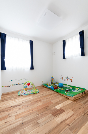 子ども部屋は2つの窓から明るい光が差し込む