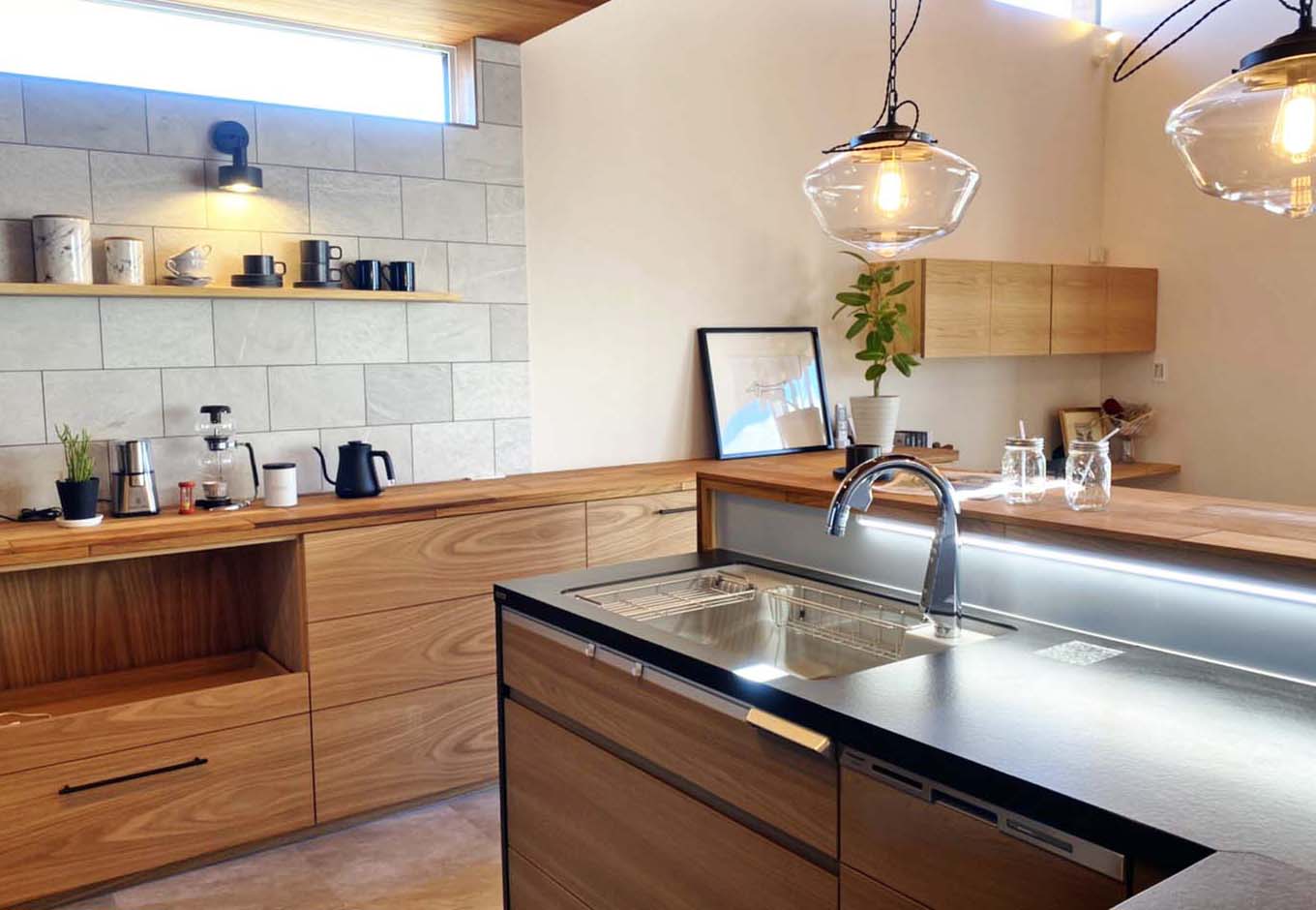 Techno Home Aizawa【デザイン住宅、省エネ】リビングやダイニングと統一したキッチン。料理だけでなく、ディスプレイも楽しめる