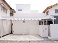 シャープなラインの外観。雨の日でも濡れない大きなカーポートは、無機質なデザインが建物の雰囲気にマッチしている