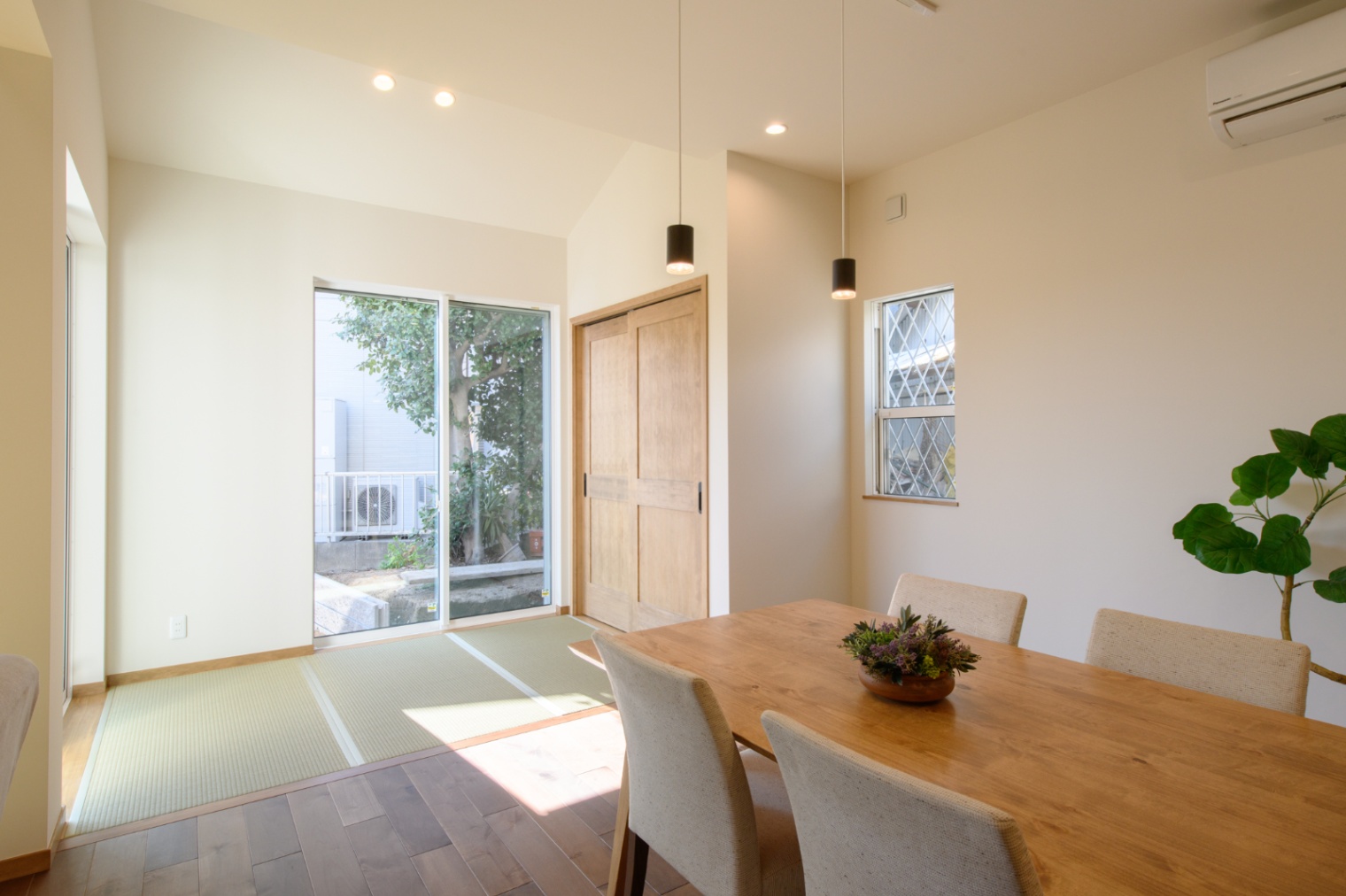 Sus∞Eco Home（サスエコホーム）｜明るい自然光がたっぷり差し込むダイニング。木目を活かした家具と畳のスペースが調和し、和モダンな雰囲気を醸し出している。