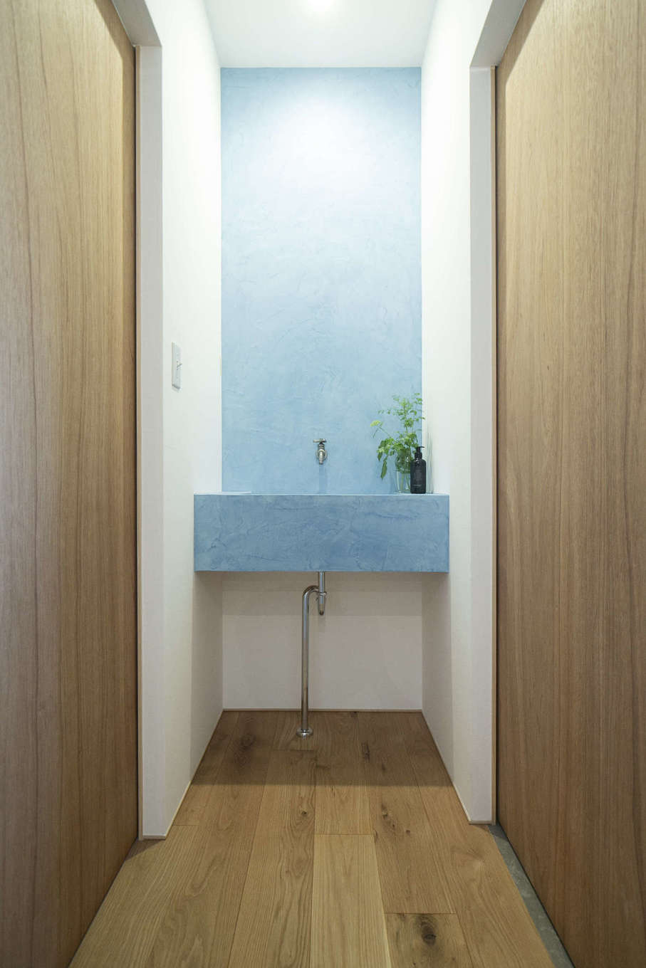 Hands Works（アオイ建築）【自然素材、間取り、インテリア】玄関から近い位置に造作した手洗いコーナー。ブルーの洗面台が差し色に