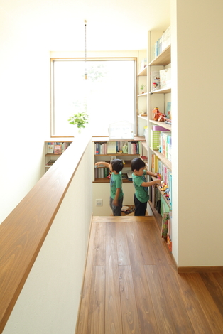 瀧社長のスケッチを忠実に再現した階段回りの本棚は、家族のコミュニケーションを育むお気に入りの場所。物語とともに、大きなFIX窓から見える風景も子どもたちの心に刻まれていく