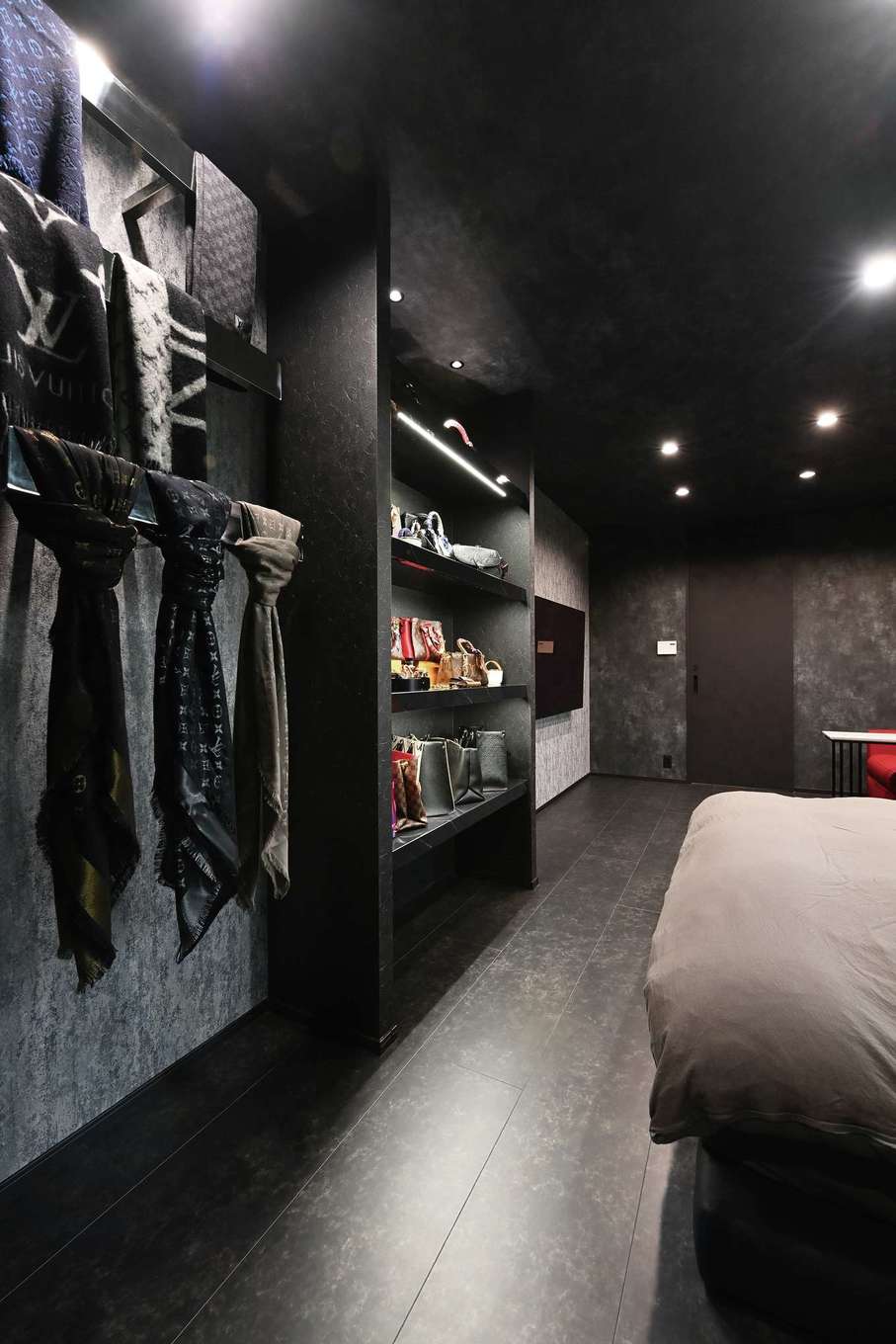 REIWA HOUSE（令和ハウス）【趣味、ガレージ、平屋】夫婦が大好きなブランドショップを忠実に再現した寝室内の収納コーナー。店舗で実際に寸法を測り、同じ素材で造作した