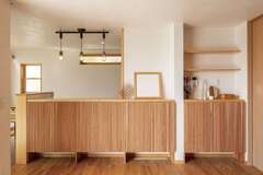 リビング収納の格子細工の扉が圧巻。床に付かない収納で掃除がしやすい