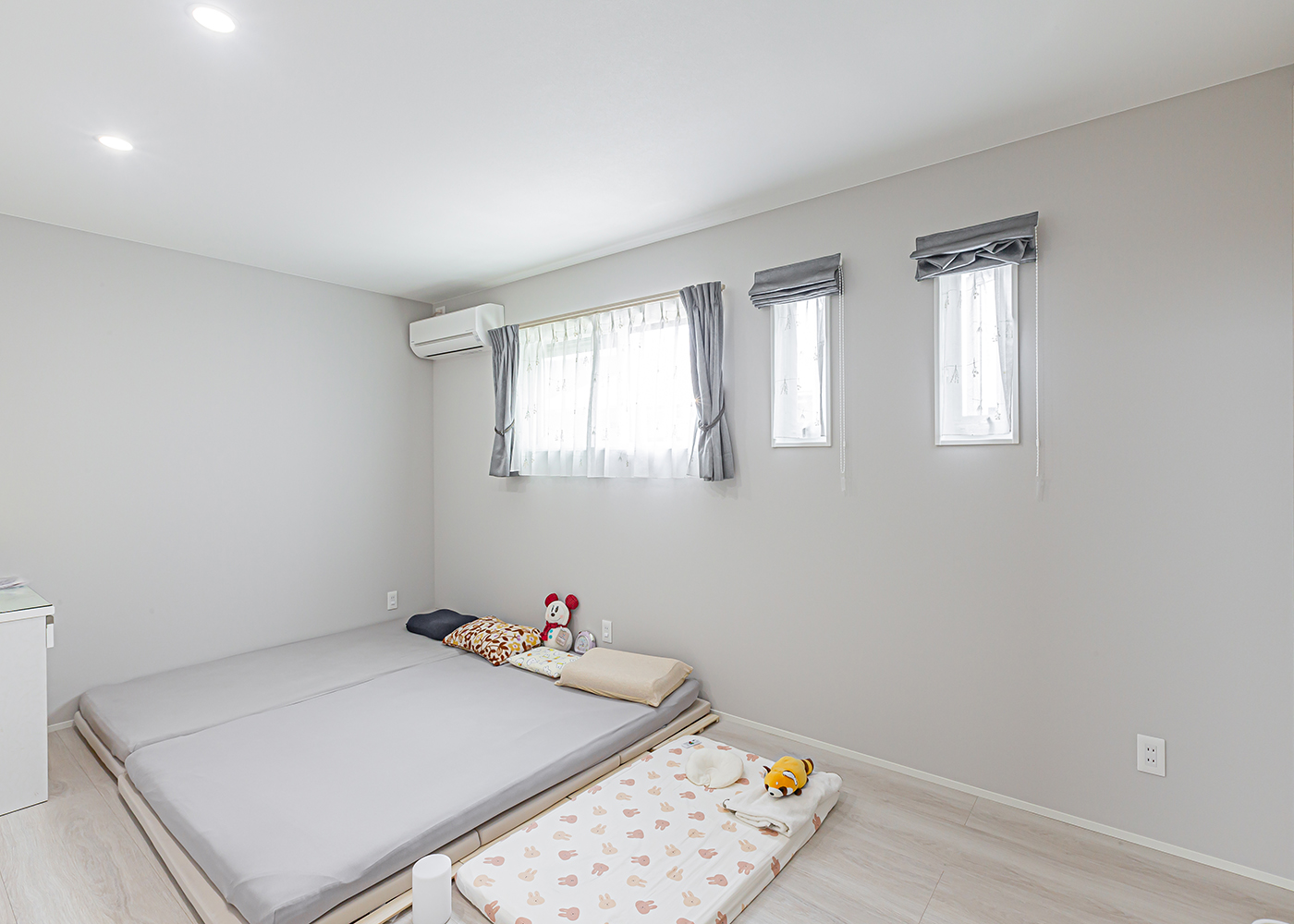 cozy house（小塚建設）【子育て、間取り、インテリア】リビングと同様に白を基調としたゆったりとした寝室で、子どもが小さな時期は家族揃って就寝