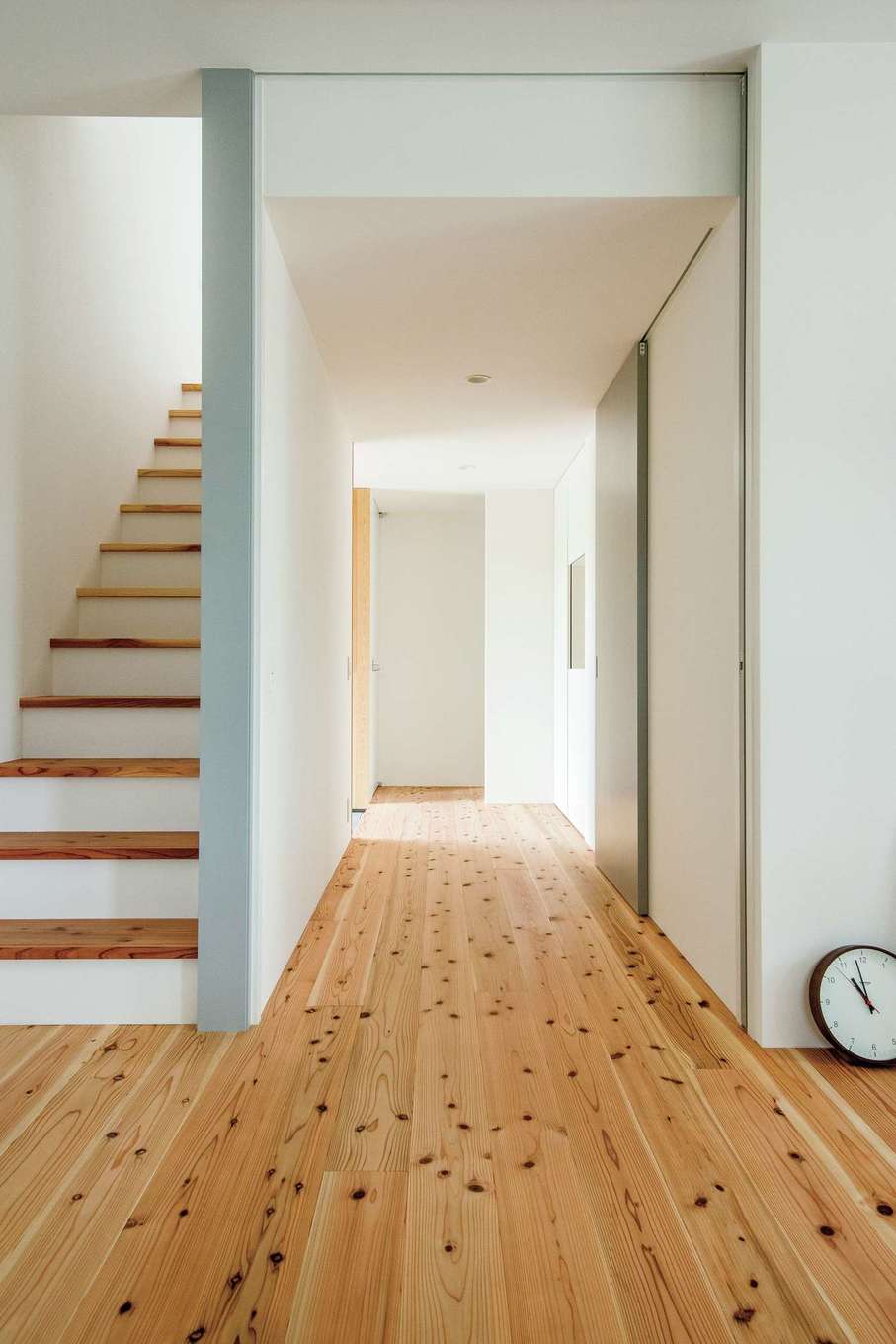 建杜 KENT（大栄工業）【デザイン住宅、自然素材、建築家】リビングから玄関、そして主寝室への眺め。階段の踏み板は、厚さ30mmの杉板