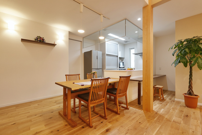 ダイニングテーブルとは別にカウンターを備える。作業しやすい照明色を採用しており、家事・勉強に最適。家事をしながら子どもの勉強を見守ることもできる