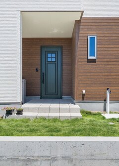 深いグリーンの玄関ドアはS邸のシンボル