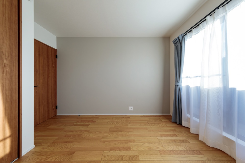 ハウスジャパン｜子ども部屋にもアクセントクロスが選べたことが嬉しいポイント。明るいグレーで元気よくと、お部屋の用途に合わせてアレンジしています。