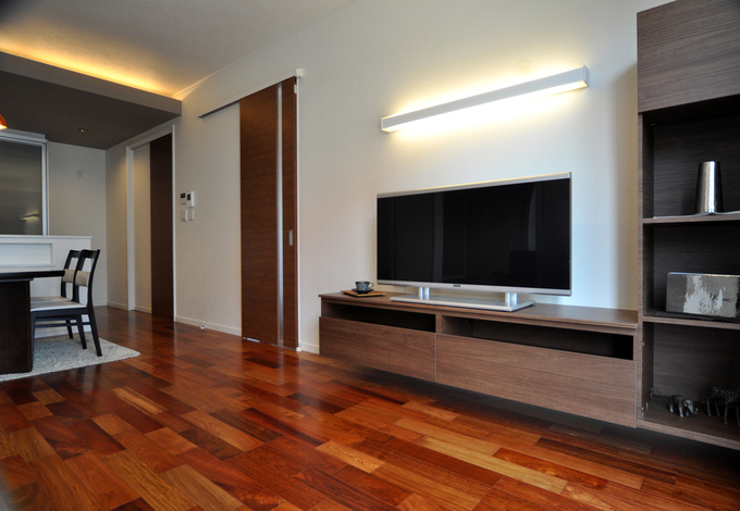 こだわりのフローリングがLDKに色々な表情を演出。また、造り付けのテレビボードは下に空間があるため、お掃除もラクラク