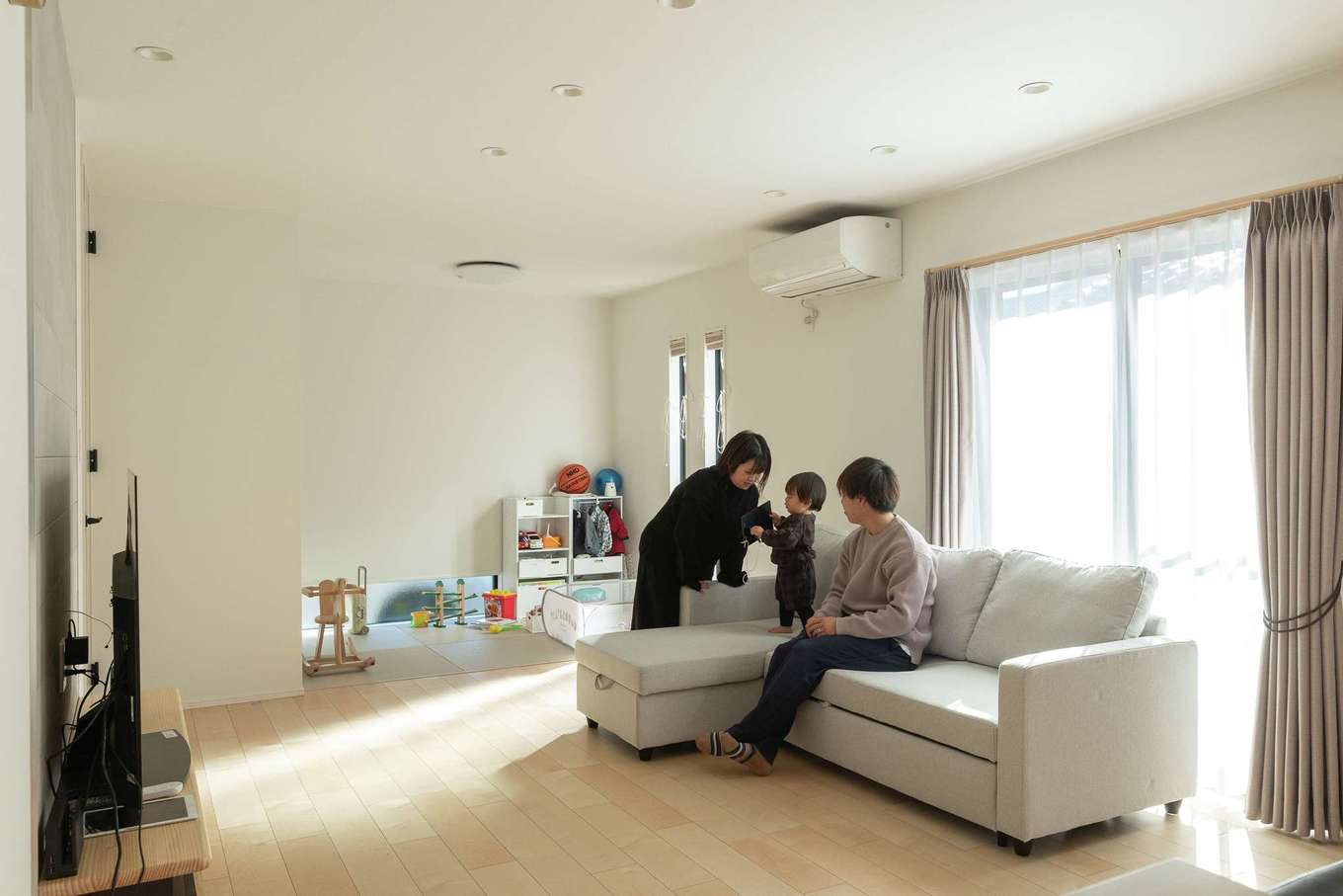 HAPPY HOUSE（山田工務店）【デザイン住宅、子育て、間取り】明るい光に包まれるLDK。キッチンから全体を見渡せ、畳スペースの様子にも目が届くので、共働きの奥さまも安心