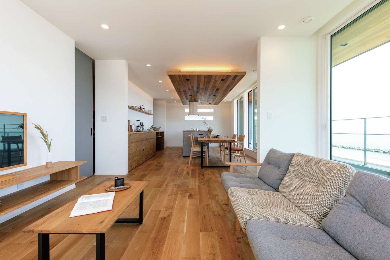 KUREKEN HAUS（榑林建設）【デザイン住宅、自然素材、省エネ】床は無垢にこだわり、オークを選んだ。グレーのハイドアがアクセントに