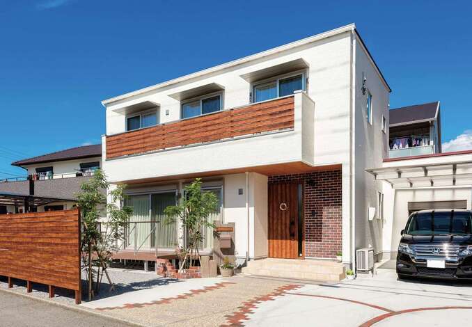 南向きに建つT邸。南側に面した窓には軒があり、窓ガラスは断熱タイプを採用。その他の場所の窓ガラスは遮熱タイプと適材適所で使い分け