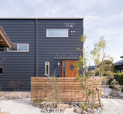 倉庫のような家で暮らす夢を叶えた「木箱house」