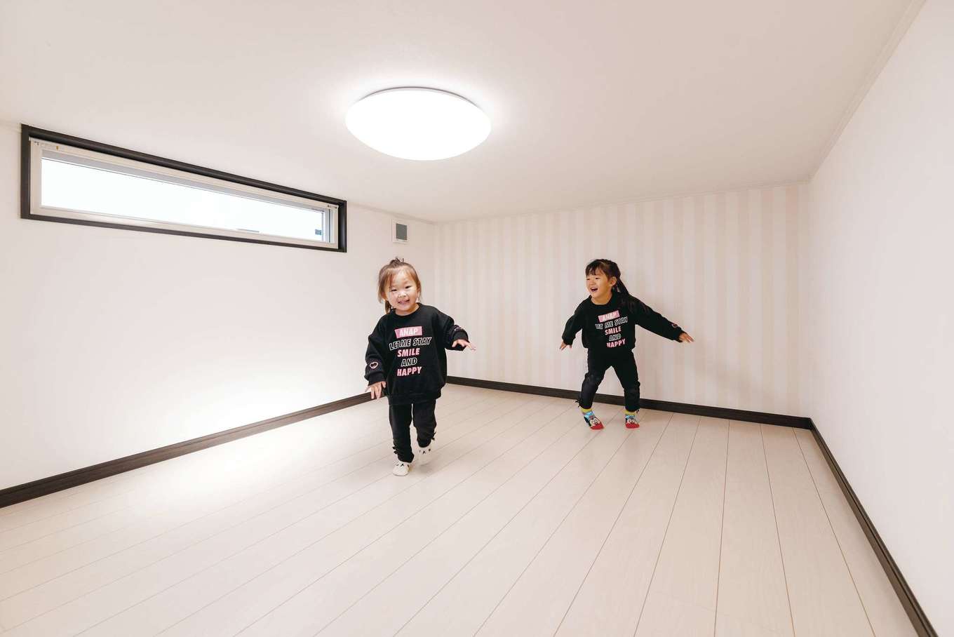 irohaco （アヴァンス）【デザイン住宅、子育て、間取り】小屋裏は白とピンクのストライプのクロスをチョイスして、子どもの遊び場にぴったりな雰囲気に仕上げている。小さな子どもなら元気に走り回れる充分な広さ。キッチンにいる奥さまにも気配が伝わりやすいよう、2階のフロアからストレート階段で結ばれているのも安心ポイント。さらに、収納としても荷物の出し入れがしやすい