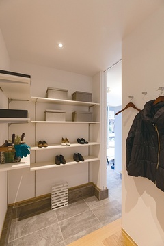 靴や小物が整理できるシューズクローク。棚は高さ調節が可能で、さまざまなサイズの靴を収納できるのが便利である。整理整頓がしやすいデザインです。