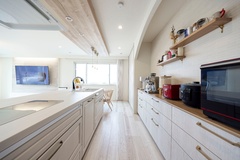 明るく開放的なキッチン。ダイニングスペースとの接続も滑らかで、家族やゲストとのコミュニケーションが容易に行える環境である。