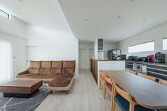 キッチンと一体化した広いダイニングテーブルを造作