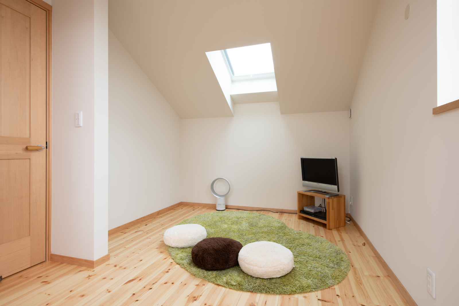 Sus∞Eco Home（サスエコホーム）｜天窓からの自然光が心地よいフリースペース。リラックスできる雰囲気を演出している。