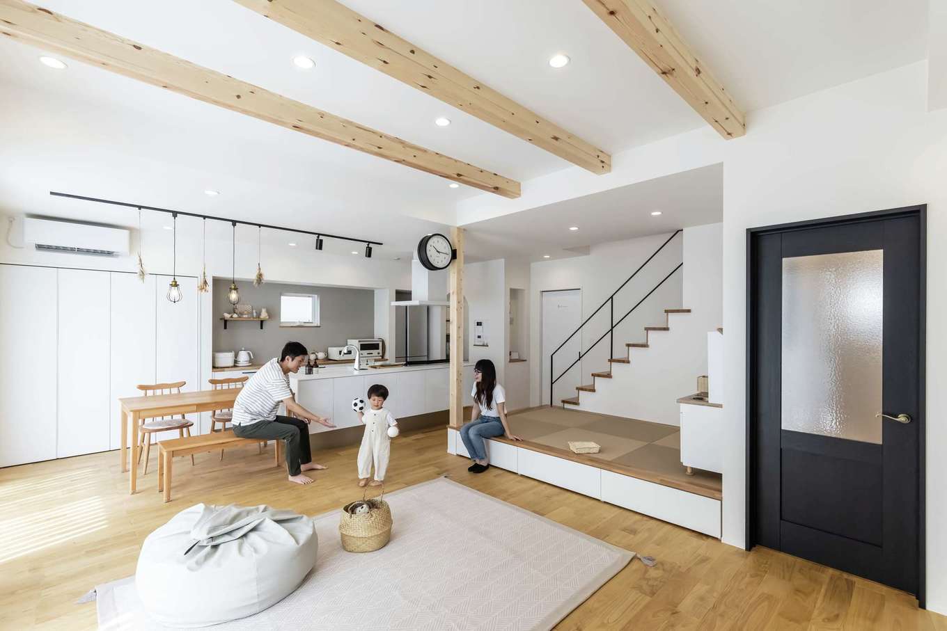 SEVEN HOUSE/セブンハウス【子育て、収納力、間取り】シンプルで広々としたLDKは夫婦共通のリクエスト。北欧＆ナチュラルなテイストにデザインされた空間を、長男が裸足で走り回る。肌触りのいいフローリングは無垢のクリ材で、経年変化も楽しみ