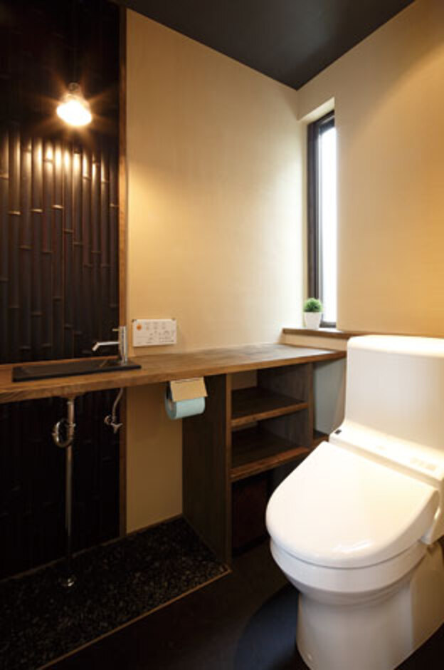 トイレには割竹と玉砂利。和の落ち着きで満たされた