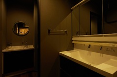 洗面は、来客用と家族用で分けて使えるように2カ所に設置。
お客様からプライベートな空間が見えにくいようにしています。