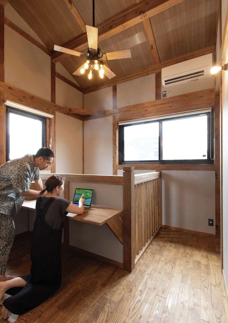 サイエンスホーム【1000万円台、自然素材、省エネ】2階ホールにカウンターを造作し、夫婦共用のワークスペースに