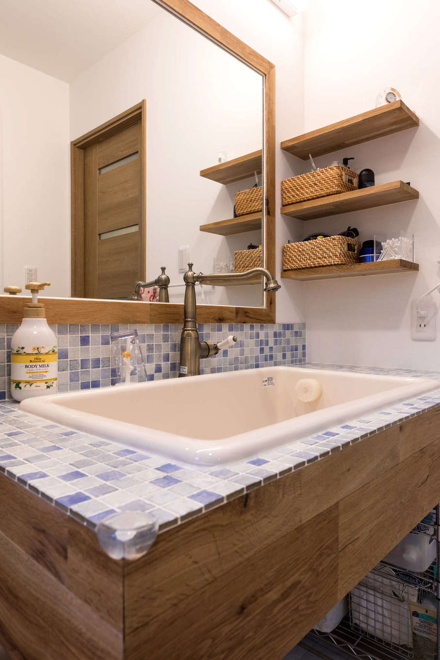 建築システム（狭小住宅専門店）【収納力、狭小住宅、鉄骨鉄筋コンクリート構造】造作洗面台はモザイクタイルを貼って実用性とインテリア性を両立。アンティーク調の水栓のセレクトにセンスを感じる