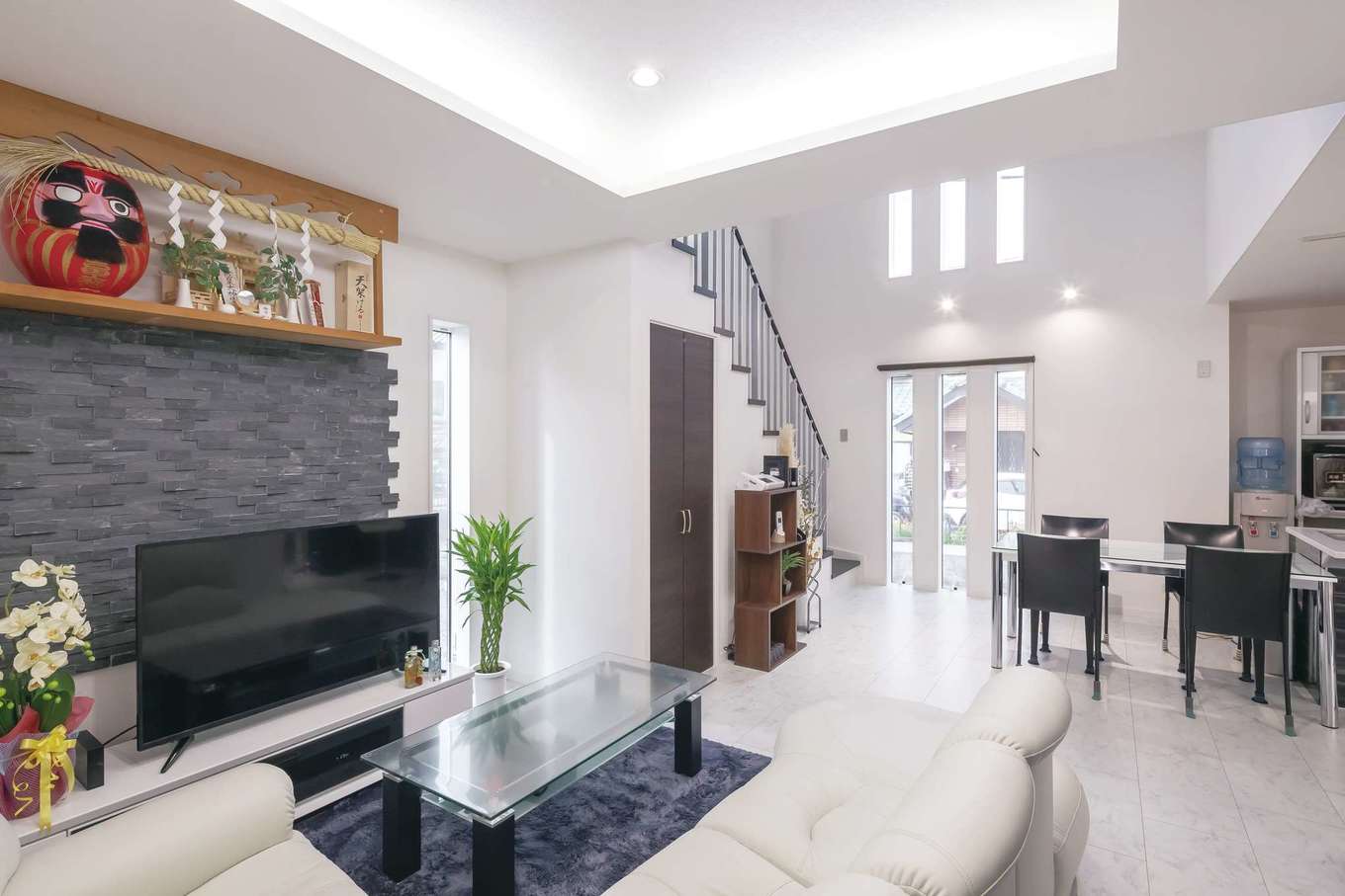 アフターホーム【デザイン住宅、二世帯住宅、間取り】モノトーンでコーディネートしたシンプルモダンなリビング。テレビステーションの天然石はご主人が貼った渾身の作