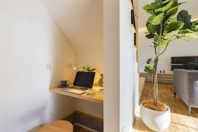 階段下を有効に利用した書斎コーナーは、床を一段下げて十分な高さを確保。広すぎず無駄のないスペースになっているので集中して作業でき、リモートワークにも最適