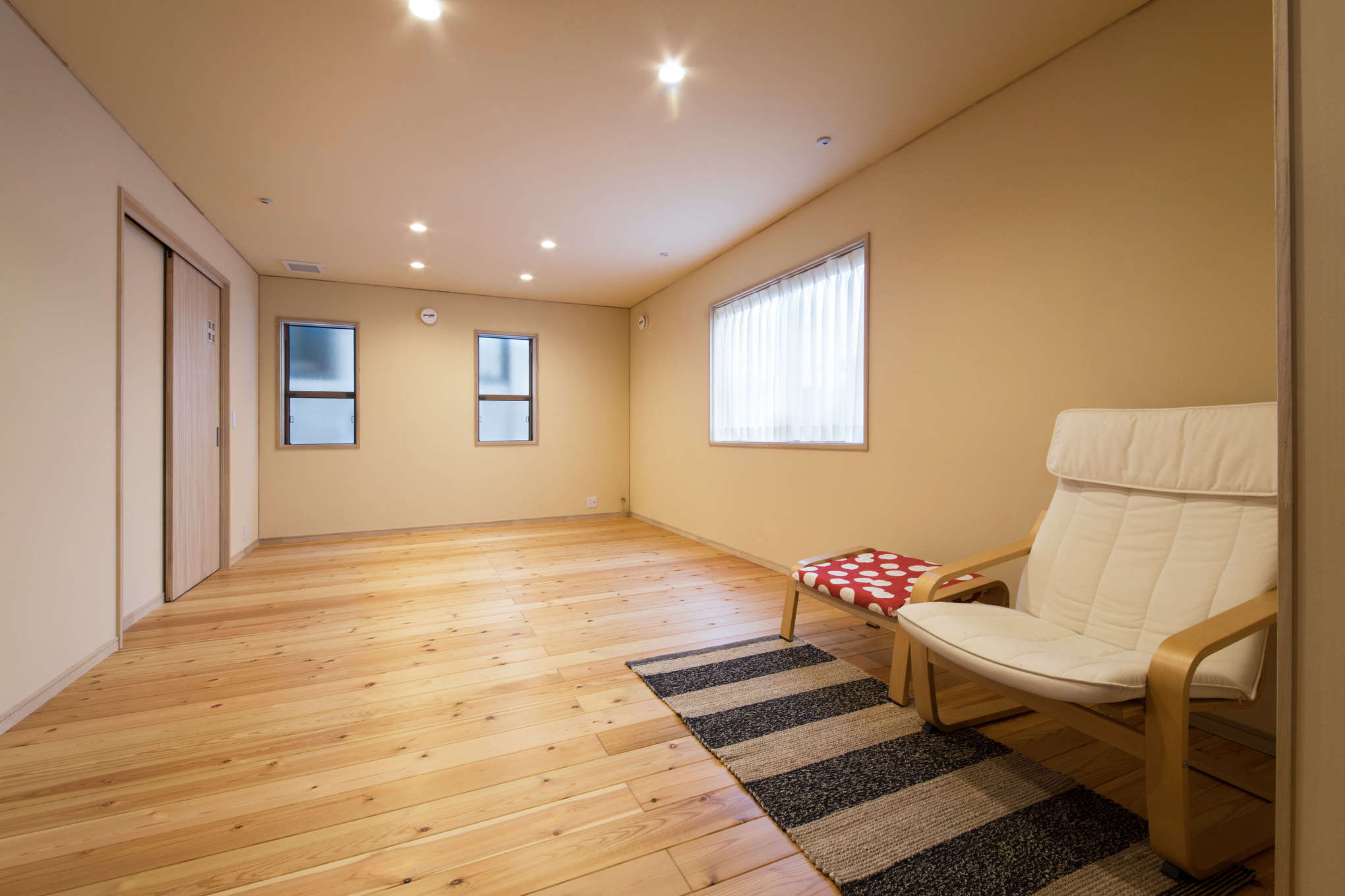 瀧口建設【デザイン住宅、子育て、和風】2階フリースペースは、将来子ども部屋として活用予定。2つに分けられるように、収納も2つ用意した。室内を必要以上に区切らず、ライフスタイルに合わせてアレンジできるよう配慮。ミニマルな暮らしのお手本と言えそう